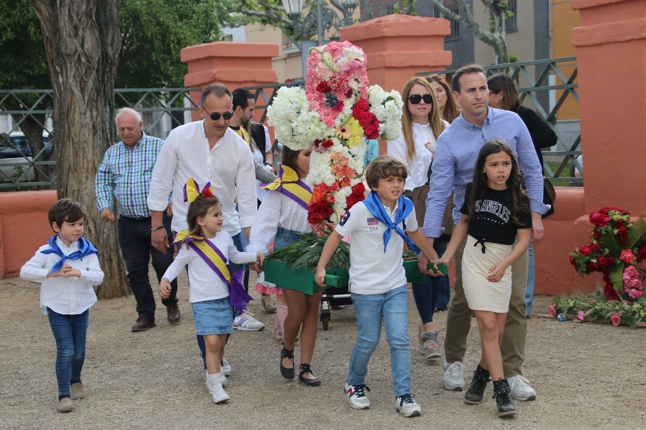 El Barrio Cruz del Río acogió el Festival de Mayas y Cruces con éxito de participación. 