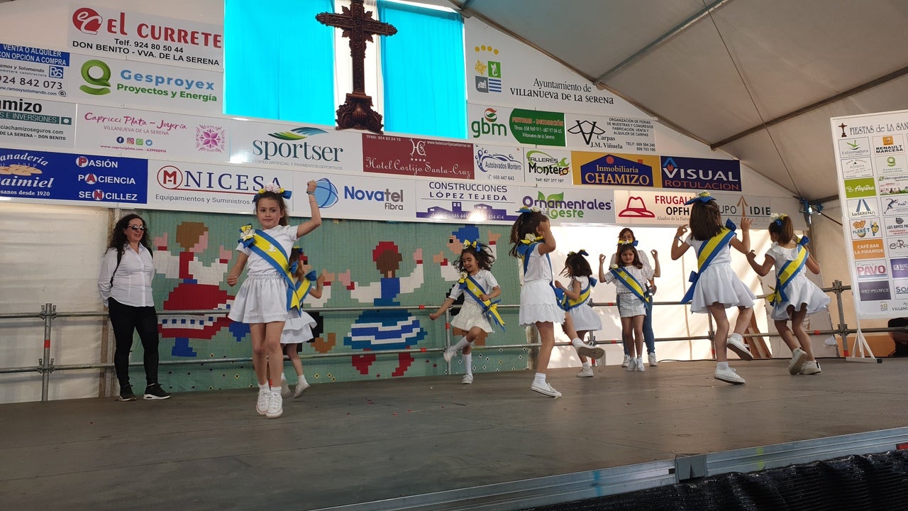 El Barrio Cruz del Río acogió el Festival de Mayas y Cruces con éxito de participación. 