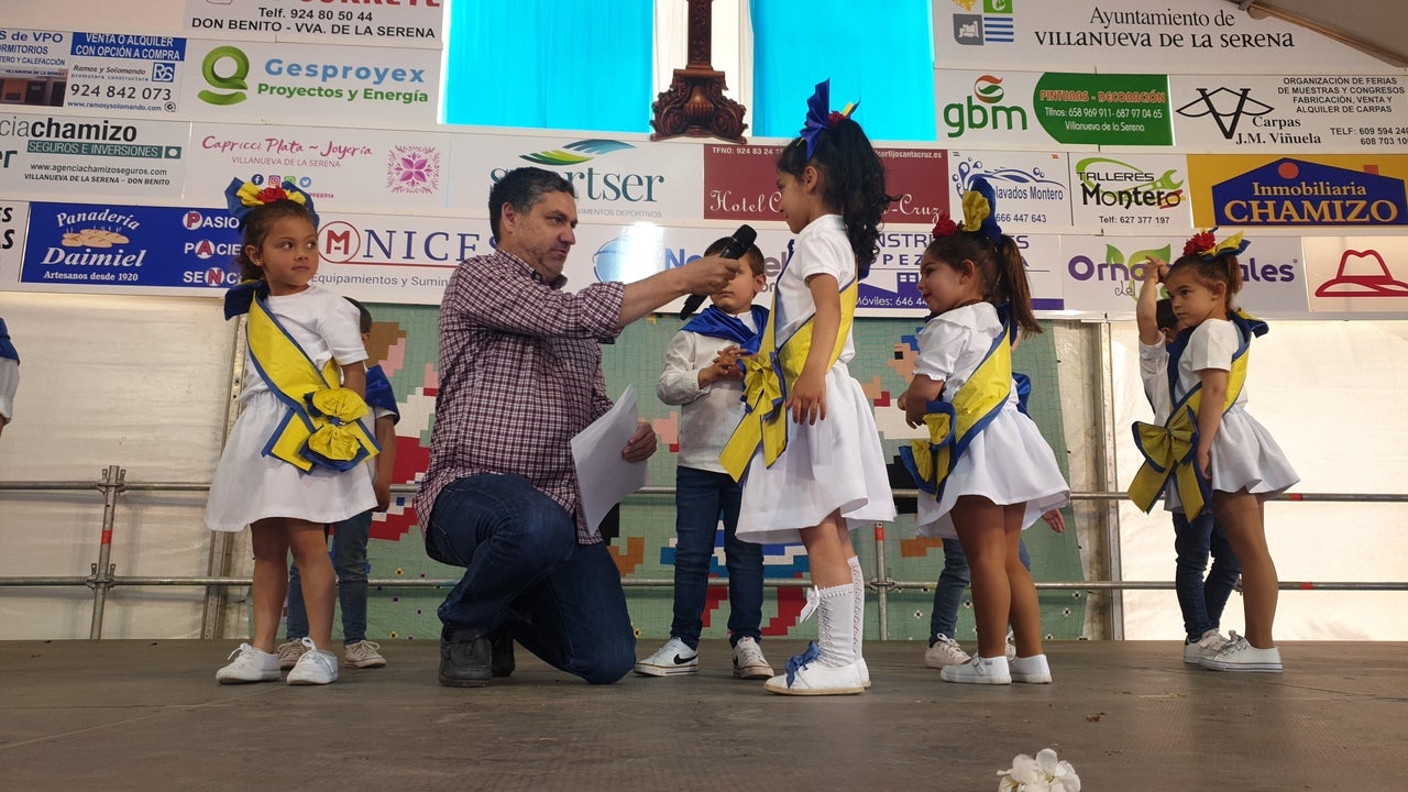 El Barrio Cruz del Río acogió el Festival de Mayas y Cruces con éxito de participación. 