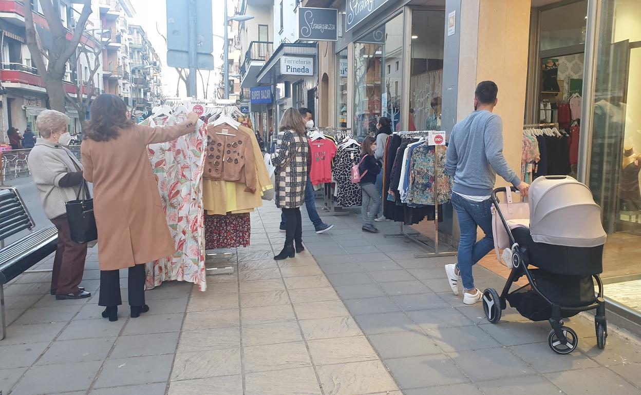 Ambiente de compras en las calles de Villanueva. 