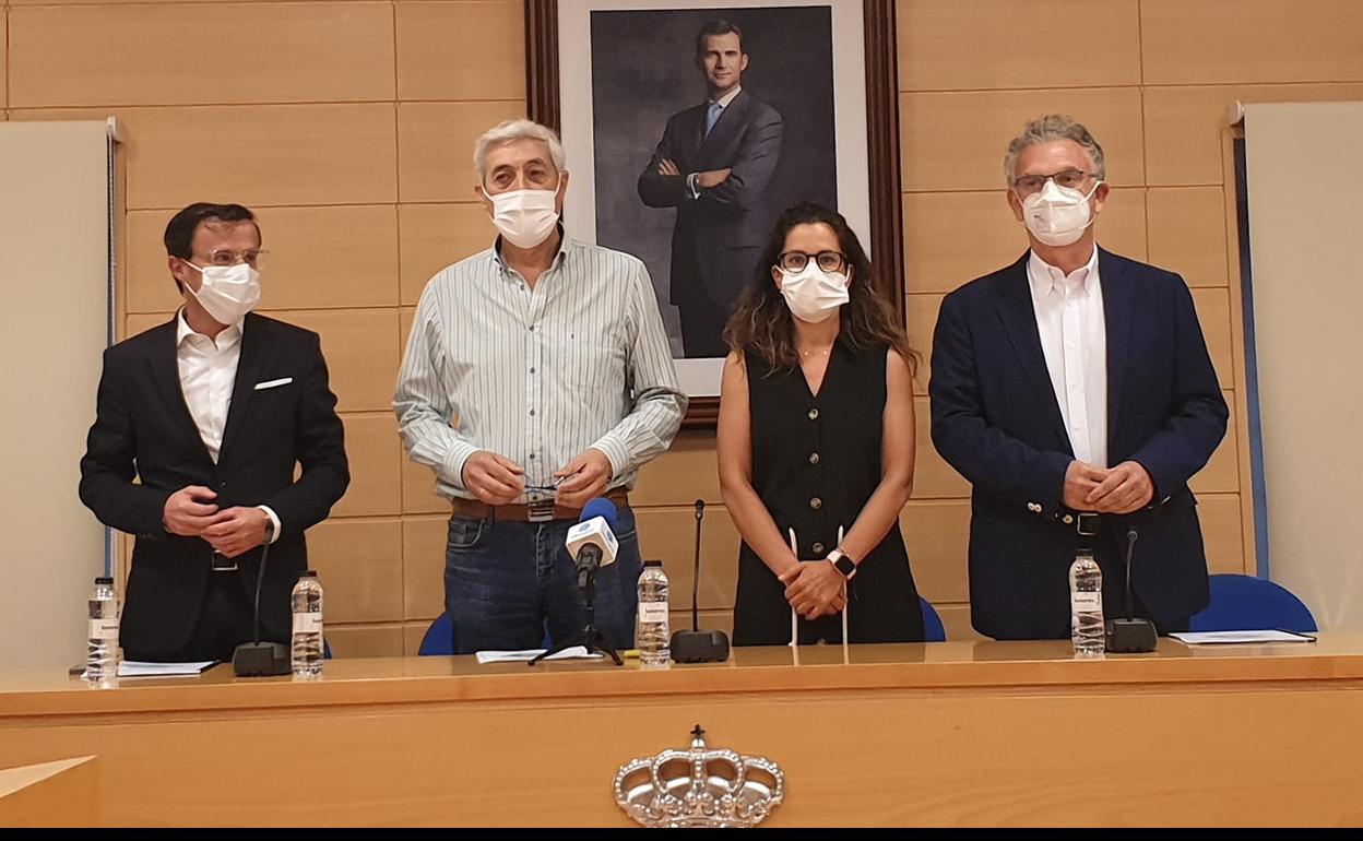 Miguel Ángel Gallardo, Julio Carmona, Esther Rodríguez y José Luis Quintana. 