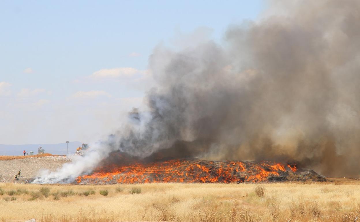 Los bomberos tratan de contener las llamas para que no salten al pasto. 