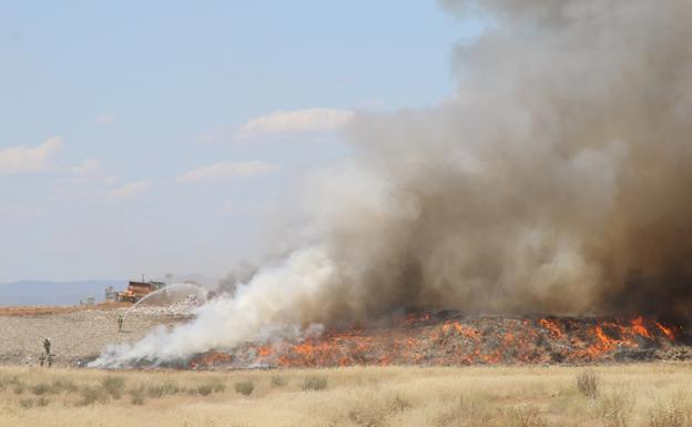 Los bomberos tratan de apagar las llamas. 