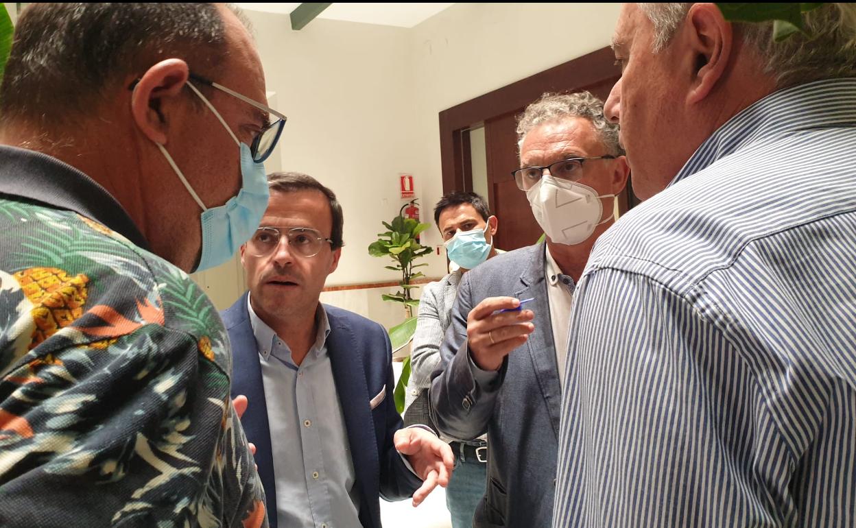 Miguel Ángel Gallardo y José Luis Quintana conversan con Manuel Lozan y Ángel Luis Valadés. 