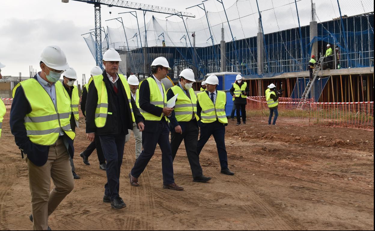 Visita de las autoridades a las obras del nuevo hospital. 