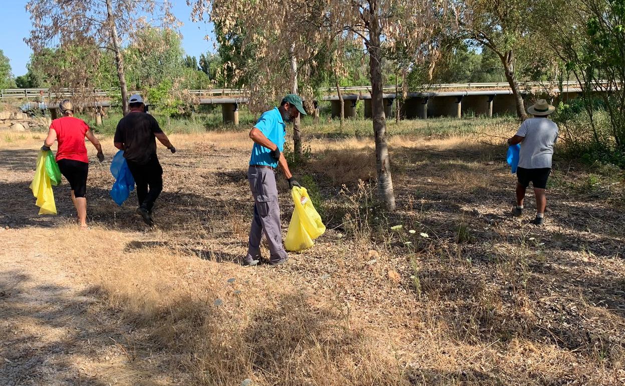 Voluntarios recogen basura en los alrededores de Villanueva. 