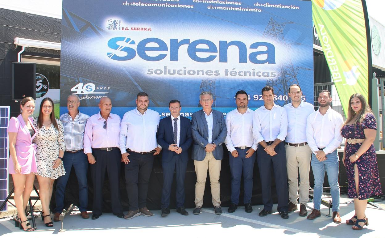 Responsables de Iberdrola, trabajadores de Electricidad La Serena y autoridades. 