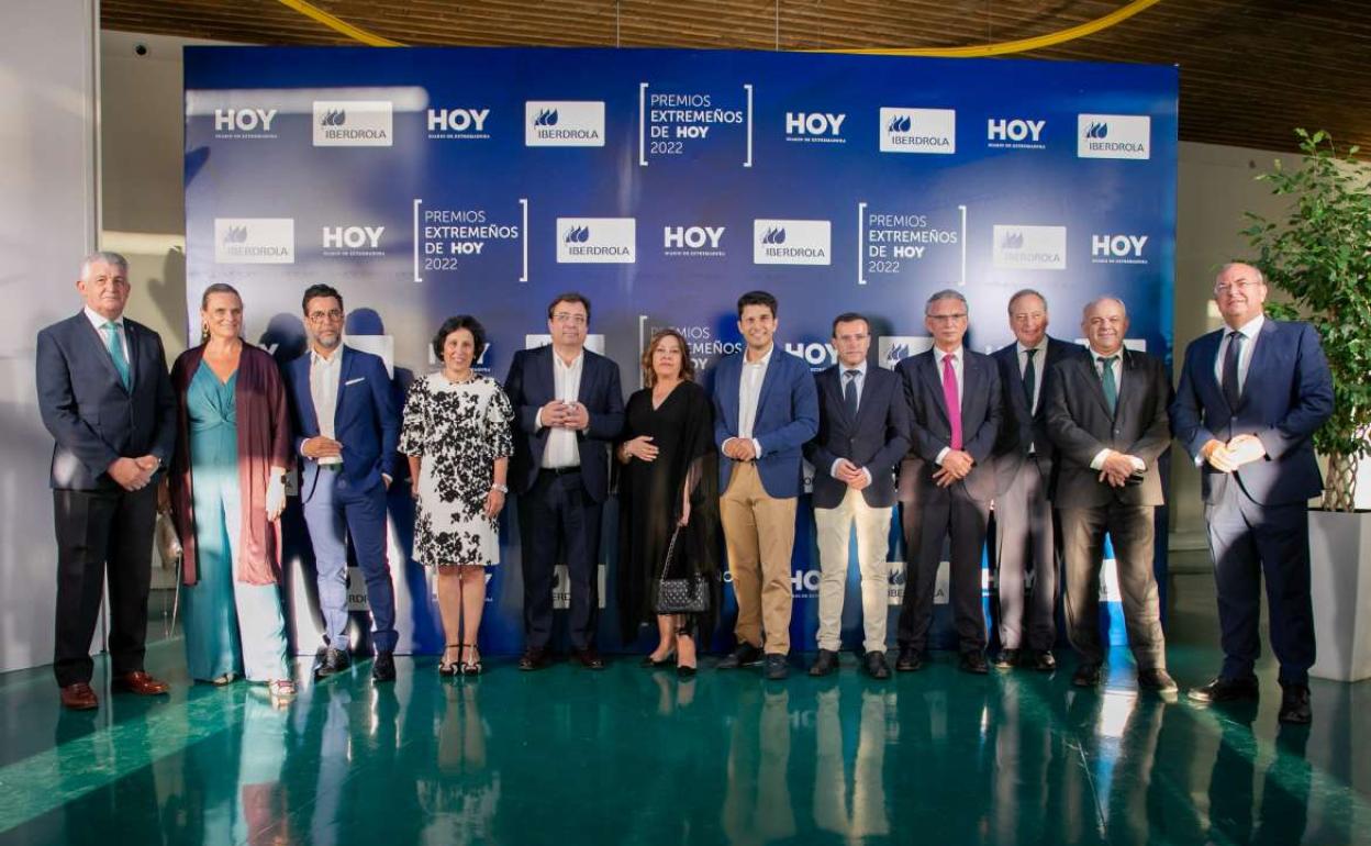 Premiados y autoridades durante la gala de entrega de los premios Extremeños de HOY. 