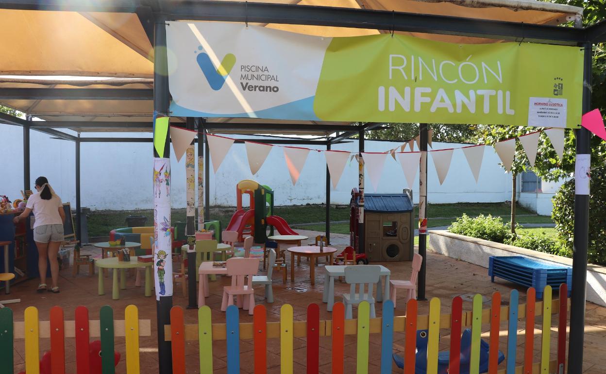 Algunas de las instalaciones de la ludoteca en la piscian de Villanueva. 