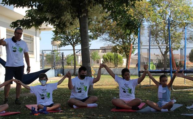 Los participantes en el campamento realizan numerosas tareas en grupo. 