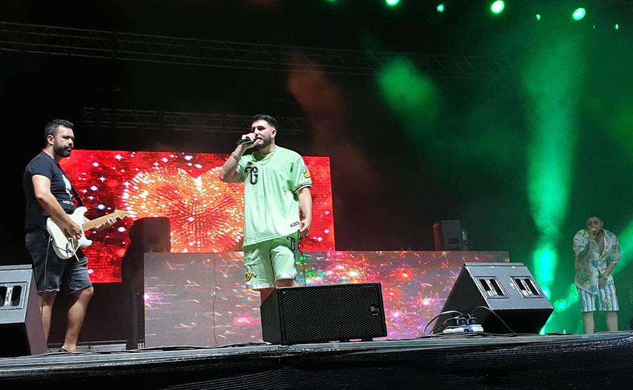 Omar Montes atrapó al público, a pesar de su retraso de casi hora y media