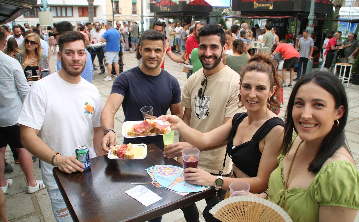 Visitantes de la Feria de la Tortilla de Patatas de Villanueva. 