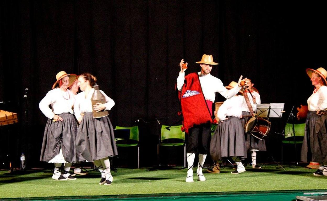 Actuación de uno de los grupos en el Festival de Folclore de Valdivia. 