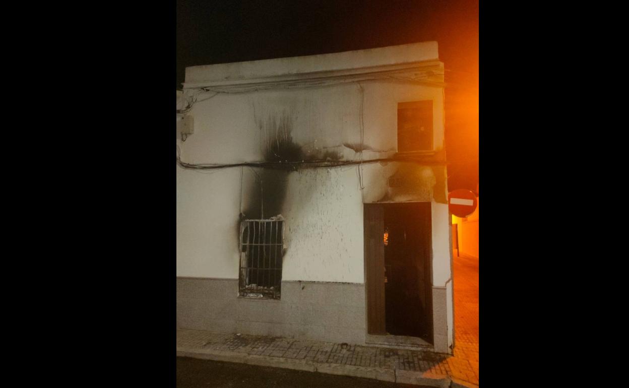 Exterior de la vivienda afectada por el incendio en Villanueva de la Serena. 