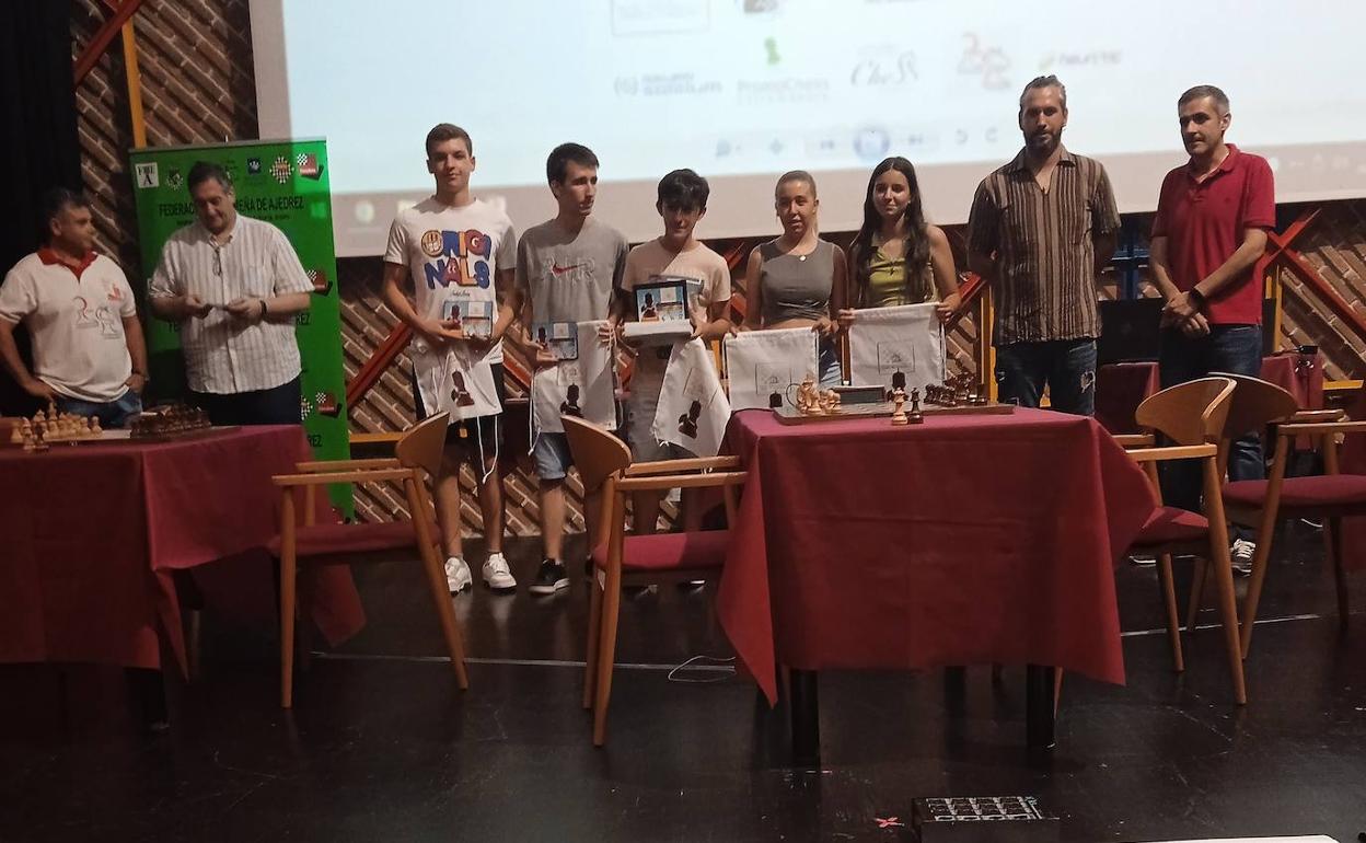 El villanovense Jesús Parejo (tercero por la izquierda) recoge su premio.