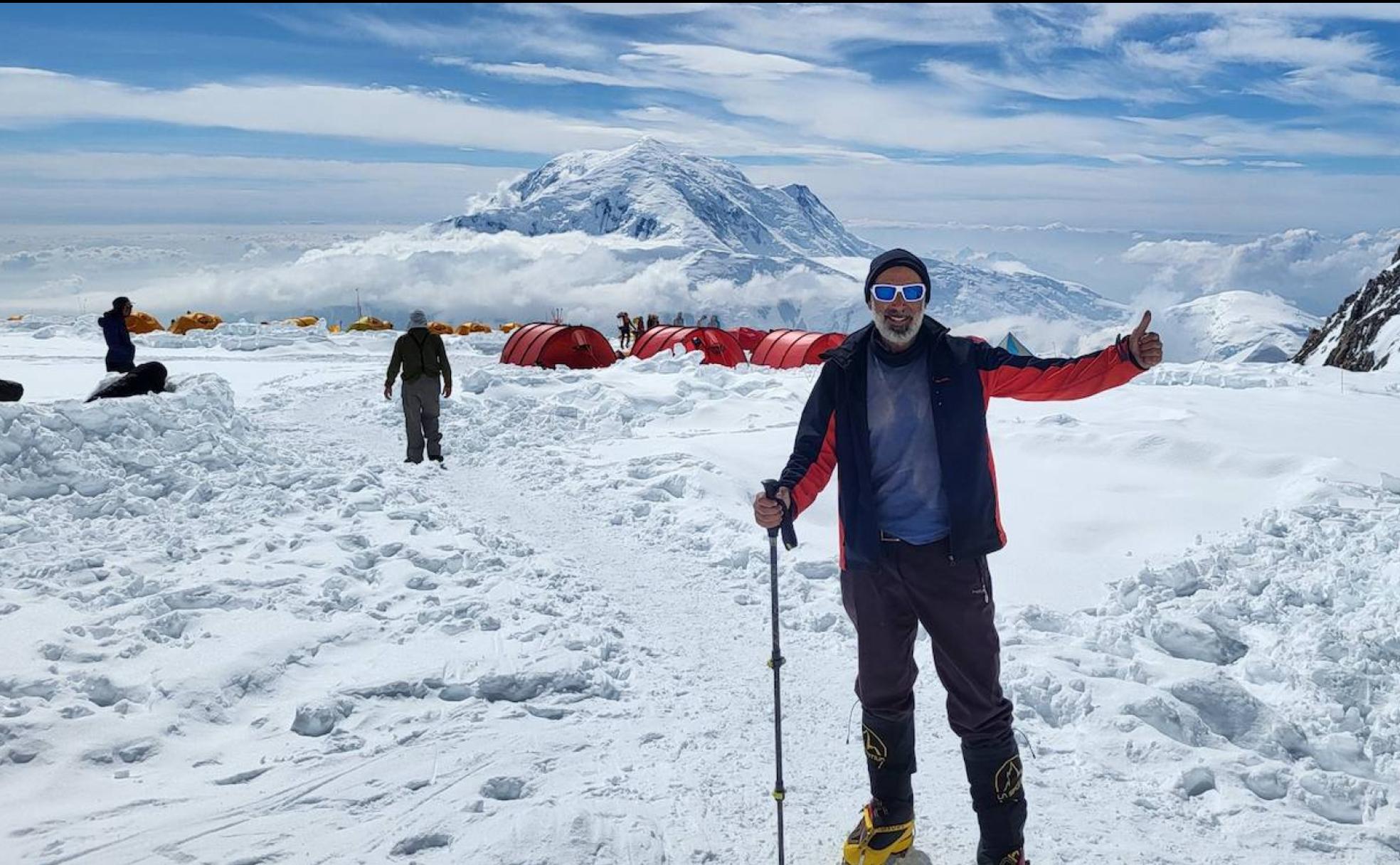 El montañero colocó la bandera de Villanueva de la Serena en la cumbre del Denali. 