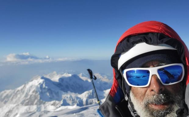 Imagen principal - Momento en el que Josechu corona el Denali (1). Bandera de Villanueva de la Serena en la cumbre del Denali (2). Josechu camina sobre la nieve (3). 