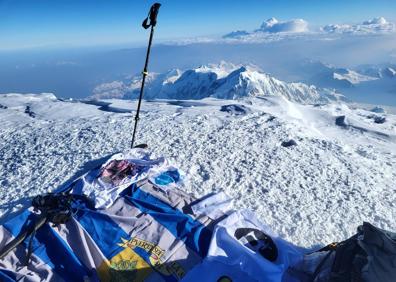 Imagen secundaria 1 - Momento en el que Josechu corona el Denali (1). Bandera de Villanueva de la Serena en la cumbre del Denali (2). Josechu camina sobre la nieve (3). 