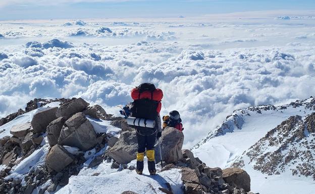 Imagen principal - Vistas desde una de las paradas en la subida (1). Tienda de campaña que colocaba para descansar (2). Las cosas necesarias eran arrastradas con el trineo. 