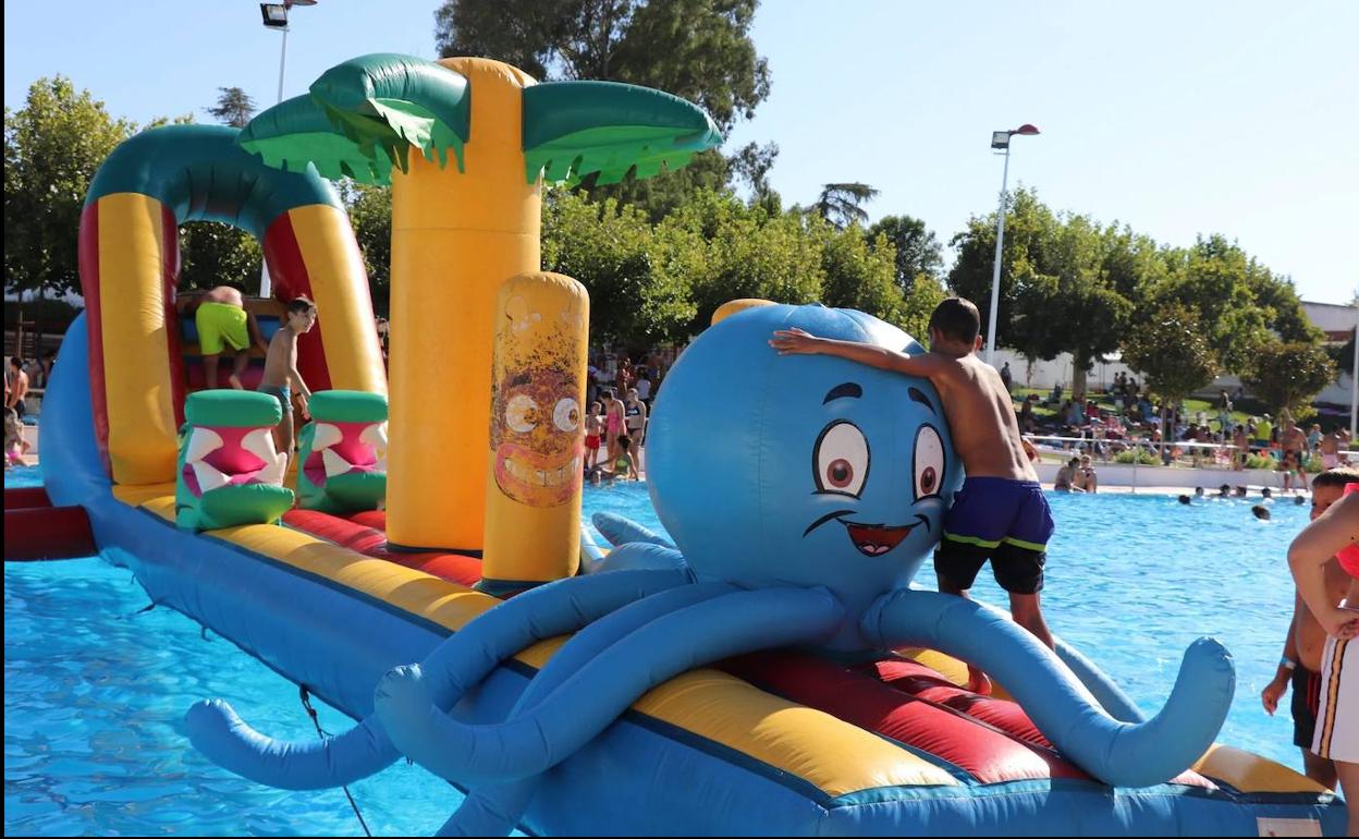 Hinchable en la piscina de Villanueva de la Serena. 