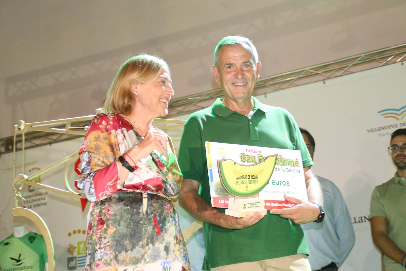 Juan Vicente Manchado recibió el premio de manos de la concejal de Festejos, Consuelo León. 