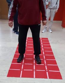 Imagen secundaria 2 - Asun Mayoral es la encargada del estudio. A la derecha alfombra con ejercicio de pasos cuadrados. 