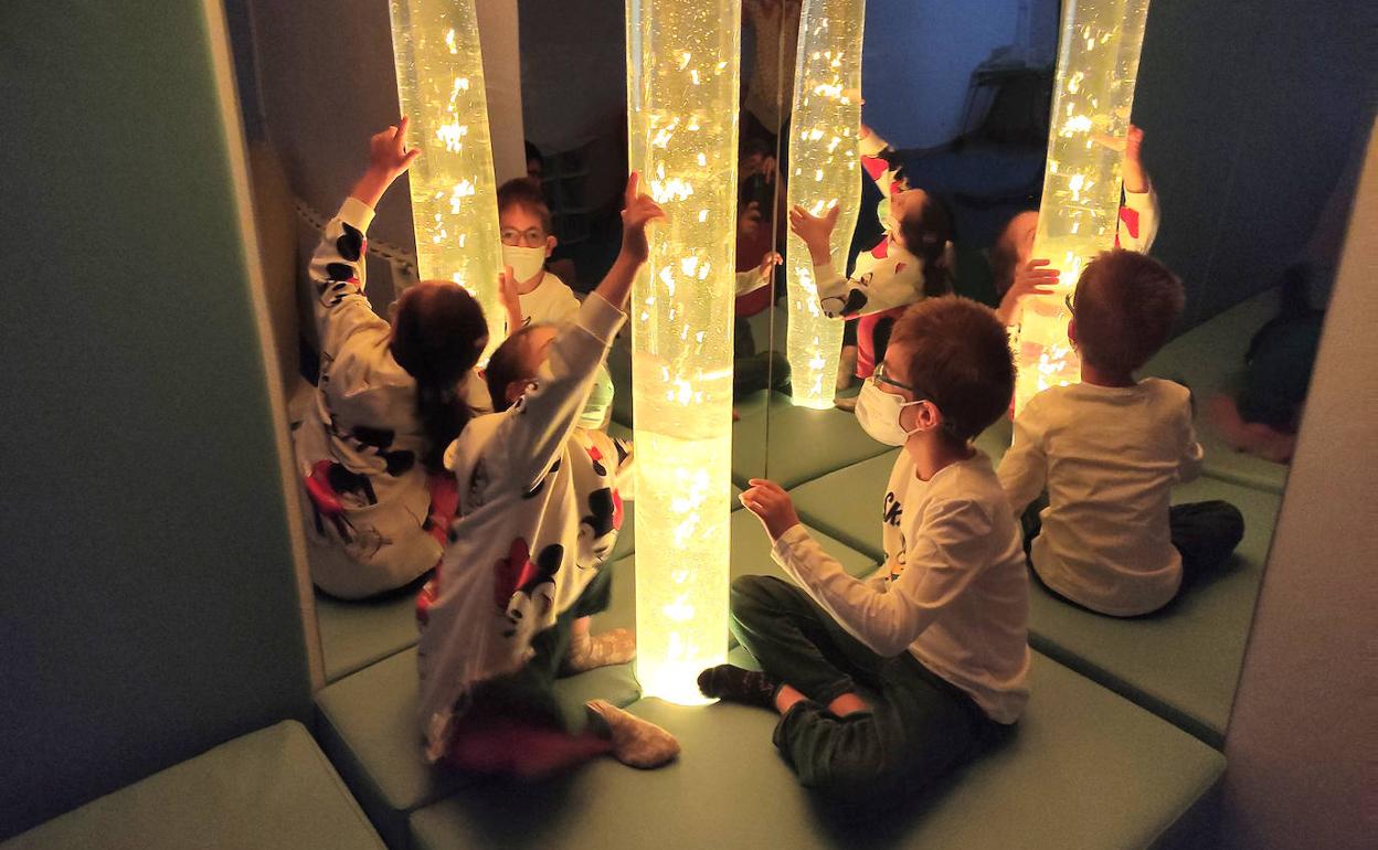 Usuarios en la sala multisensorial de Inclusives. 