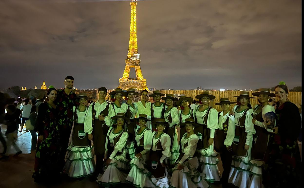 Parte de la compañía Joven Flamenco Extremeño en París. 