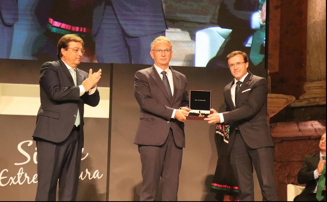 Miguel Ángel Gallardo y José Luis Quintana recibieron la Medalla de manos de Guillermo Fernández Vara. 