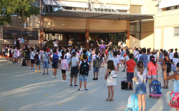 Alumnos del Miguel de Cervantes antes de entrar a clase. 