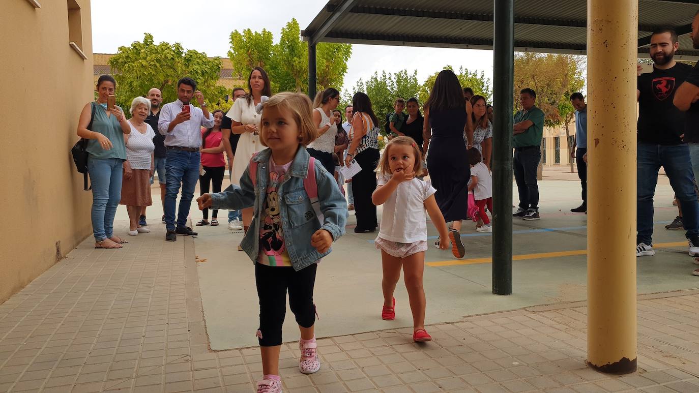 Entrada al colegio en el primer día de clase en Villanueva de la Serena. 