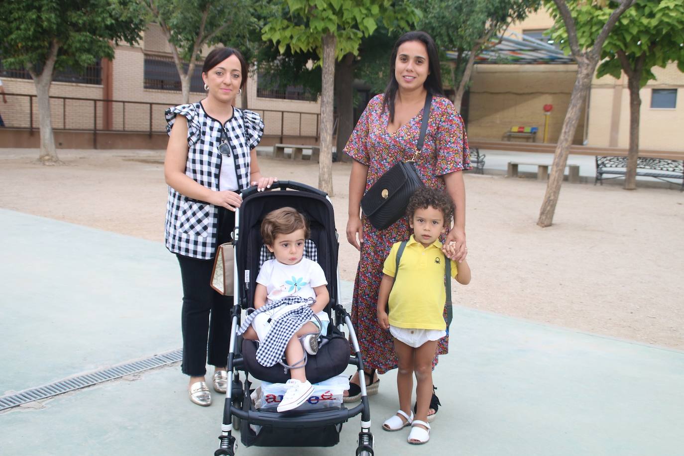 Entrada al colegio en el primer día de clase en Villanueva de la Serena. 