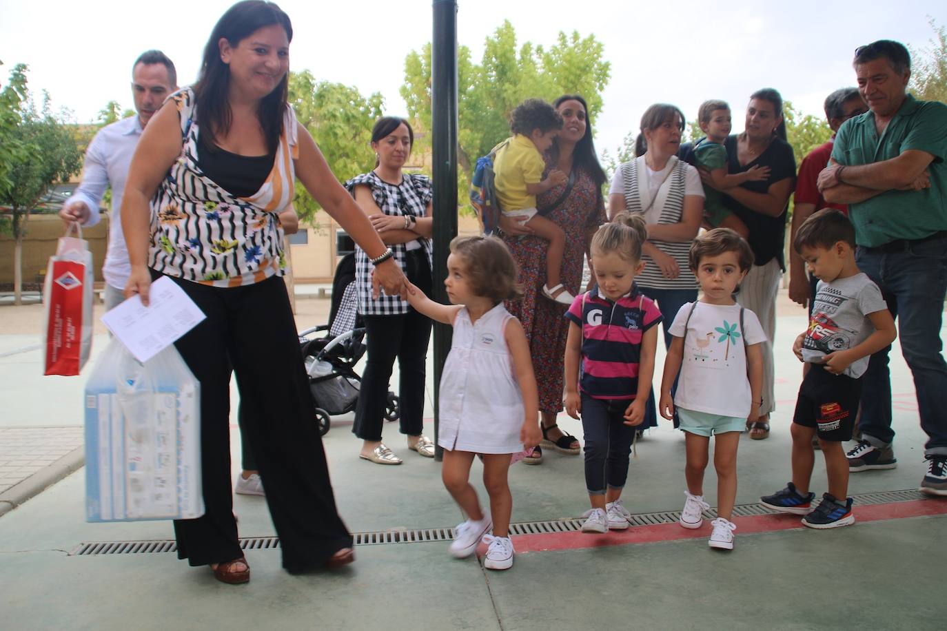 Entrada al colegio en el primer día de clase en Villanueva de la Serena. 