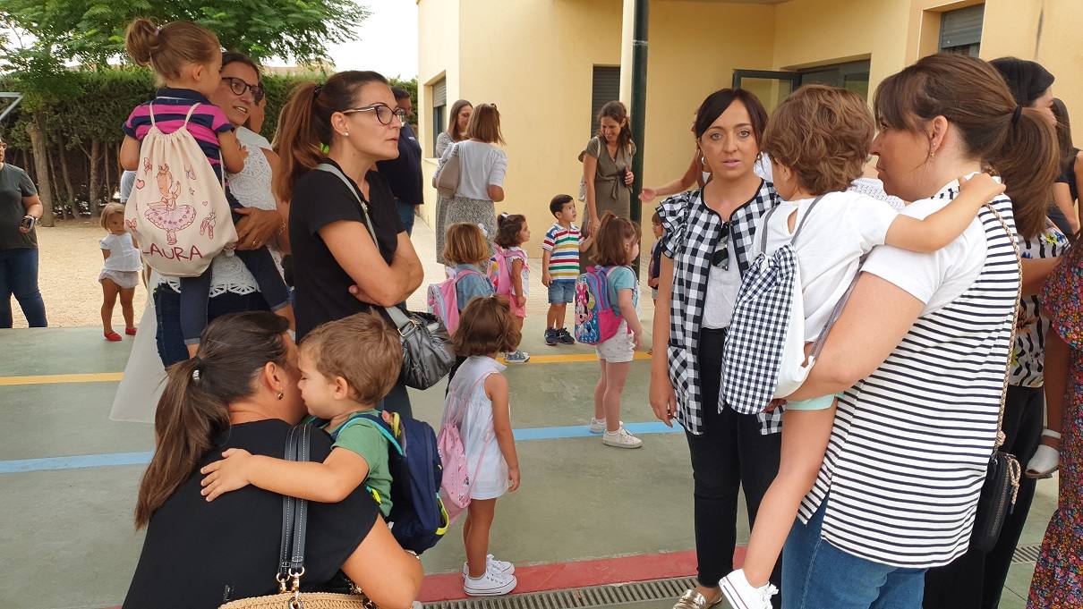 Entrada al colegio en el primer día de clase en Villanueva de la Serena. 