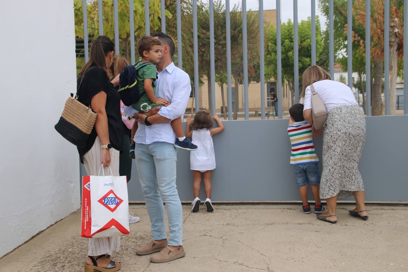 Entrada al colegio en el primer día de clase en Villanueva de la Serena. 