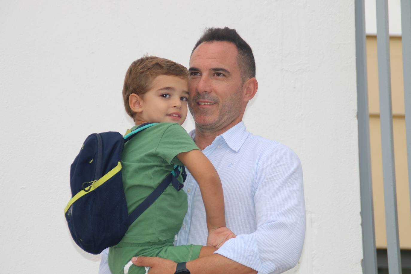 Entrada al colegio en el primer día de clase en Villanueva de la Serena. 