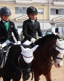 Imagen secundaria 2 - Homenaje a Mrauja Olivares, Hoguera con la que inició la feria y carrusel de caballos. 
