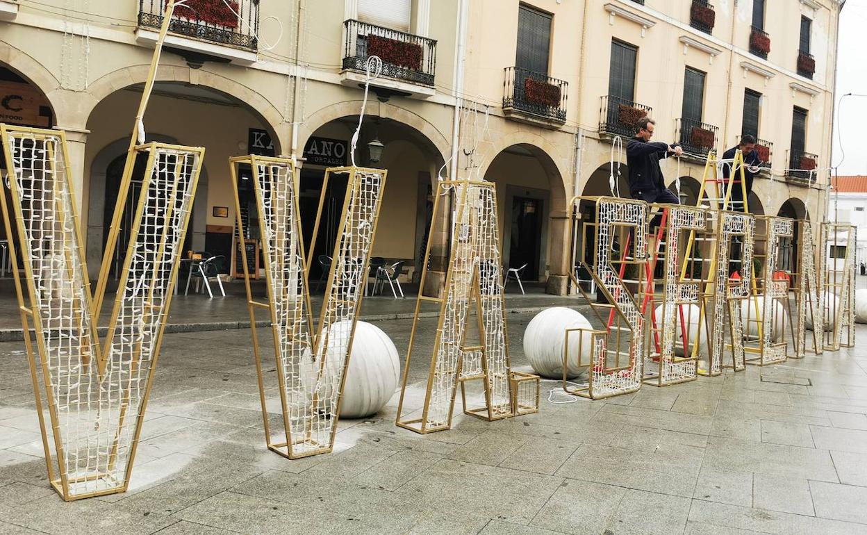 Operarios preparando esta mañana varios elementos en la plaza de España. 