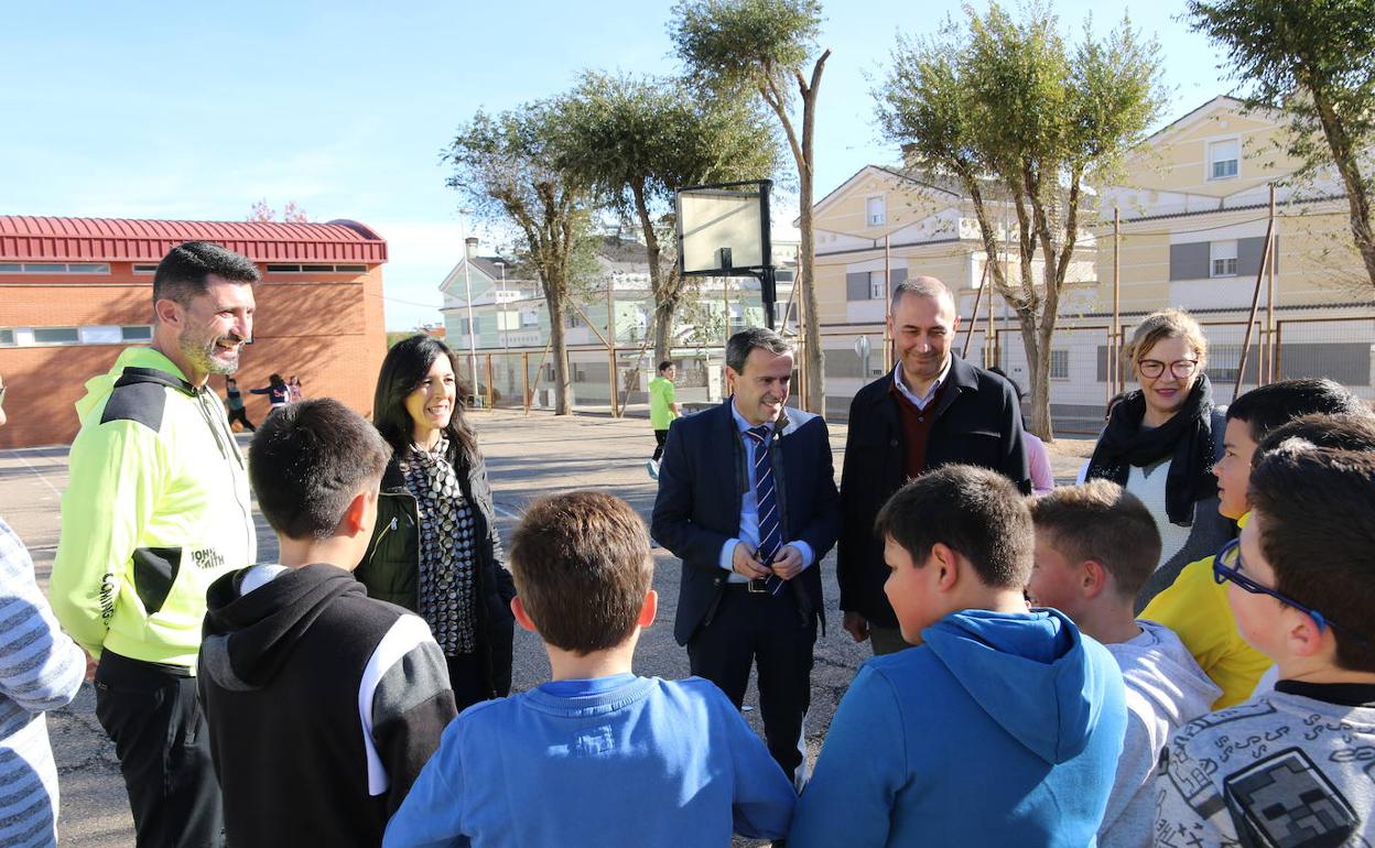 La Junta destina 338.000 euros a la construcción de una pista deportiva en el colegio Miguel de Cervantes