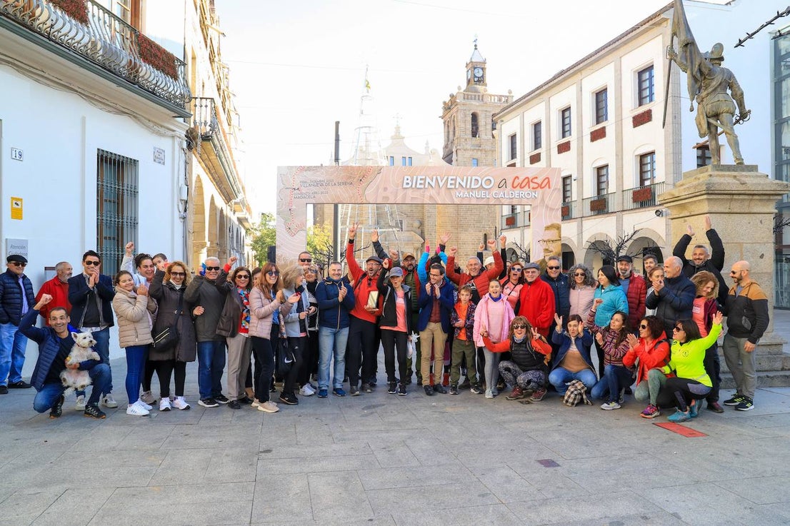 Familiares, amigos y allegados quisieron acompañar a Manuel Calderón en su regreso a Villanueva. 