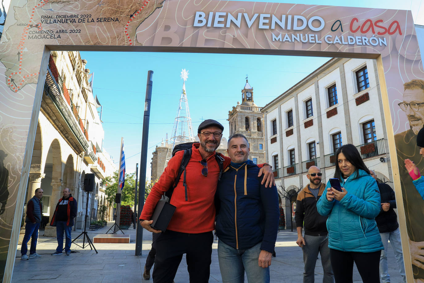 Familiares, amigos y allegados quisieron acompañar a Manuel Calderón en su regreso a Villanueva. 