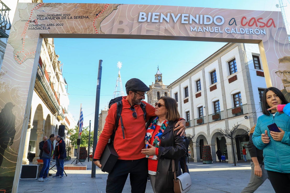 Familiares, amigos y allegados quisieron acompañar a Manuel Calderón en su regreso a Villanueva. 