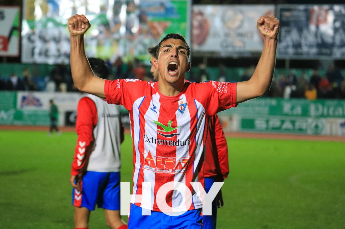 El Don Benito se llevó el derbi con un solitario gol de Pablo Rodríguez. 