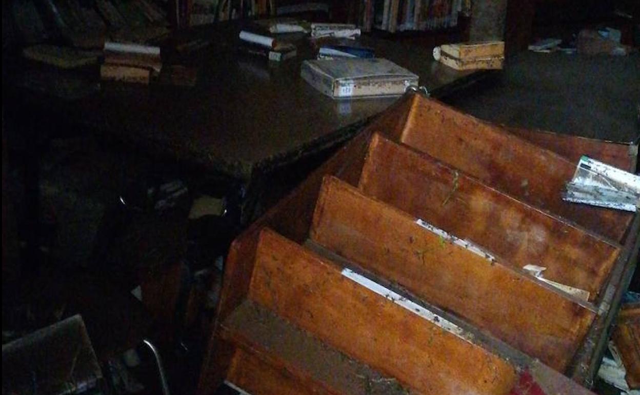 Un club de lectura villanovense recoge libros para repoblar la biblioteca de La Roca de la Sierra