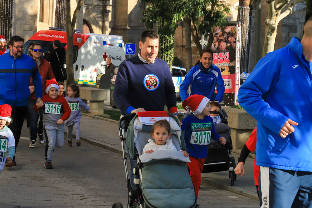 Pequeños y mayores han disfrutado de la Carrera de Navidad de Villanueva. 