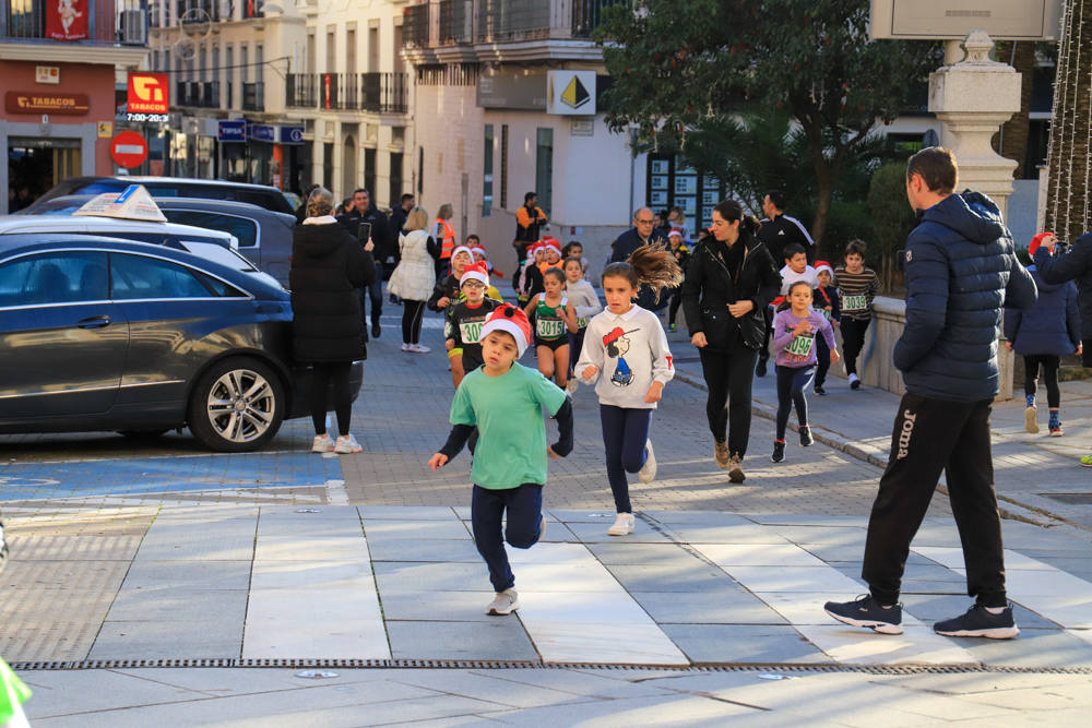 Pequeños y mayores han disfrutado de la Carrera de Navidad de Villanueva. 