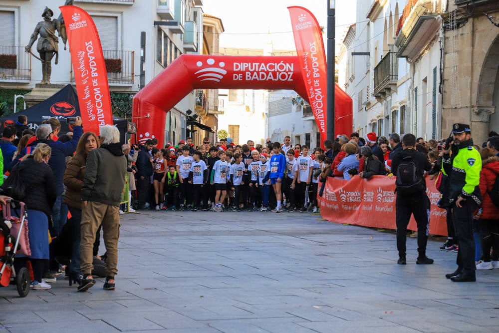 Pequeños y mayores han disfrutado de la Carrera de Navidad de Villanueva. 