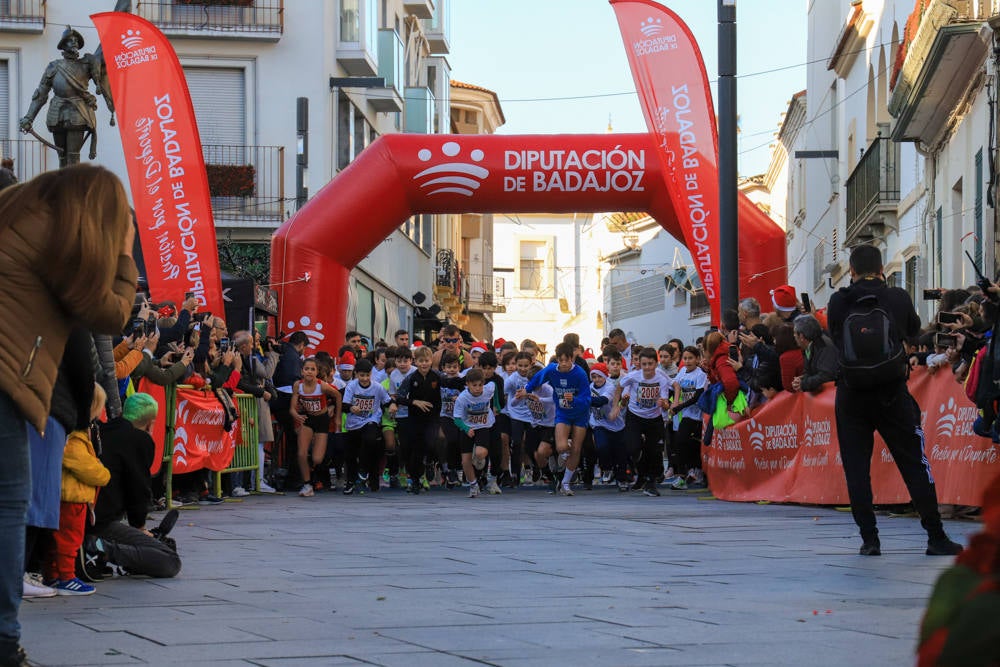 Pequeños y mayores han disfrutado de la Carrera de Navidad de Villanueva. 