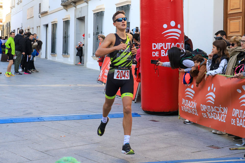 Pequeños y mayores han disfrutado de la Carrera de Navidad de Villanueva. 