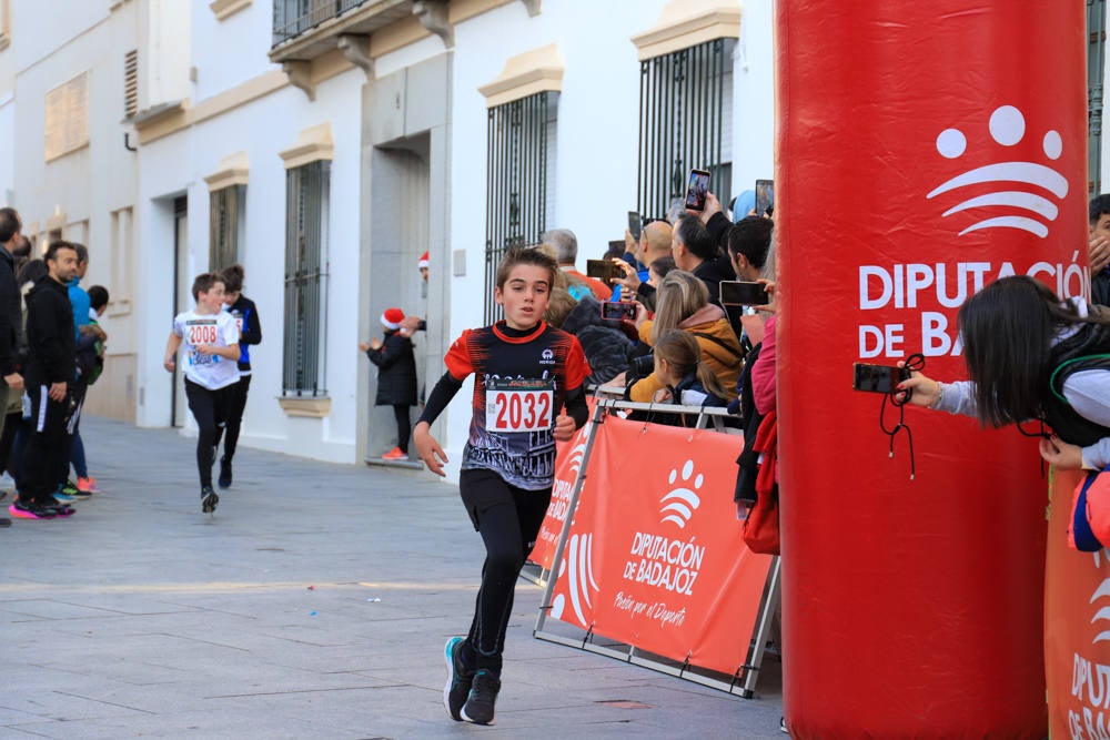 Pequeños y mayores han disfrutado de la Carrera de Navidad de Villanueva. 